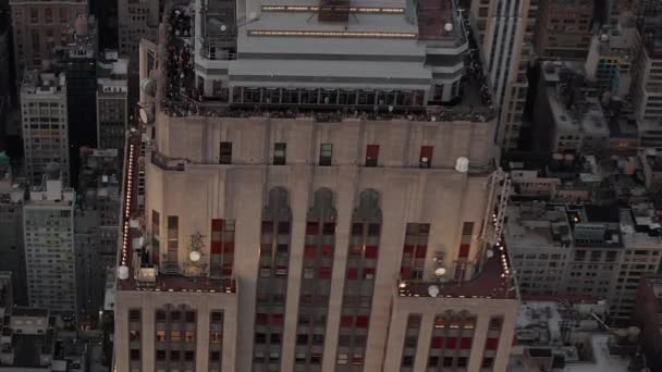 AERIAL: Primer plano del Empire State Bulding al atardecer con las luces encendidas — Vídeos de Stock