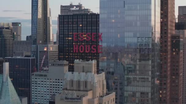 AERIAL: Närbild av Essex House Manhattan Skyline vid underbar solnedgång med blinkande stadsljus i New York City på Central Park — Stockvideo