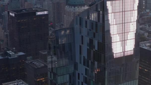AERIAL: epikus kilátás enourmus új Manhattan felhőkarcoló a Sunset közlekedési lámpák — Stock videók