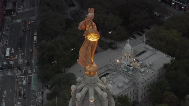 AERIAL: Círculo estátua de ouro em Nova York, com tráfego rodoviário e cidade movimentada — Vídeo de Stock