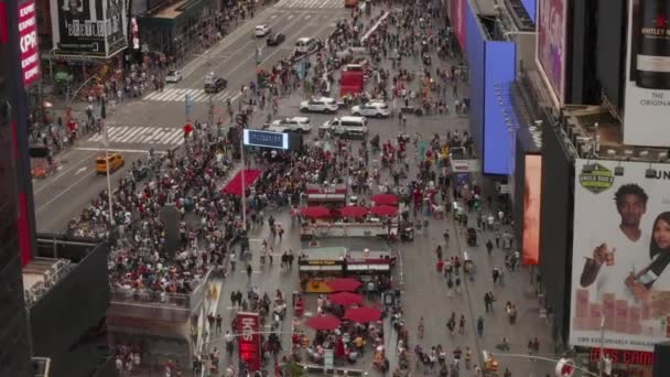 Закрыть рейс над Таймс-сквер в центре Нью-Йорка на Дневном свете с толпой людей и интенсивным движением автомобилей — стоковое видео