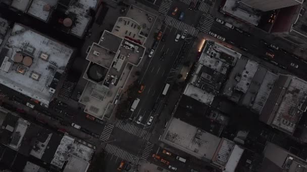 AERIAL: Ptaki Perspektywny lot nad Manhattanem Nowy Jork ruchliwe światła uliczne o epickim zmierzchu — Wideo stockowe