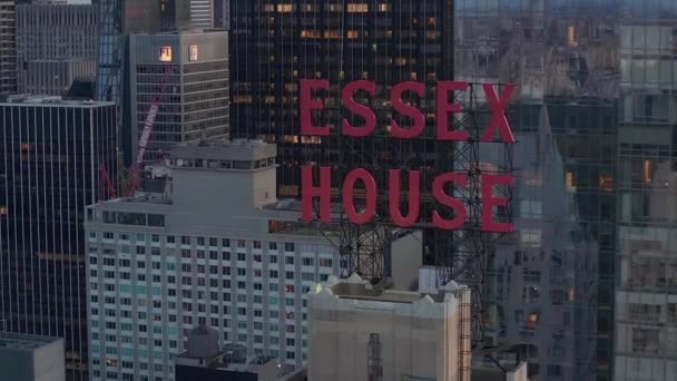 AERIAL: Nahaufnahme der Essex House Manhattan Skyline bei herrlichem Sonnenuntergang mit blinkenden Lichtern in New York City am Central Park — Stockvideo