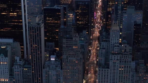 AERIAL:マンハッタン・スカイライン・アット・ナイト、セントラル・パークの上のニューヨーク市の点滅するシティ・ライト — ストック動画