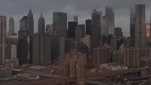 空の旅:ブルックリン橋を越えて霧に向かう｜Manhattan New York City Skyline — ストック動画