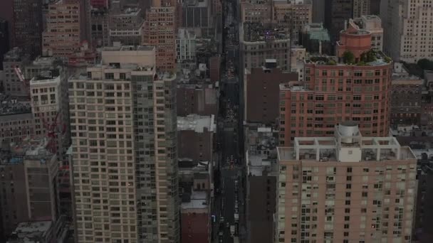 AERIAL: Полет в самом сердце Манхэттена Нью-Йорка в сумерках — стоковое видео