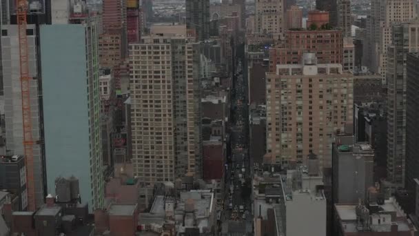 AERIAL:夕暮れ時のマンハッタンニューヨーク市中心部のフライト — ストック動画