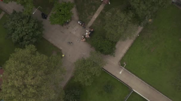 एअरियल: पक्षी बाग, गडद मूड, मॅनहॅटनसह टायकलॉल न्यूयॉर्क सिटी शेजारी अपार्टमेंट इमारत प्रती उड्डाण पहा — स्टॉक व्हिडिओ