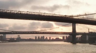 New York 'ta Sunrise' da Brooklyn Köprüsü 'nün altında uçuş 