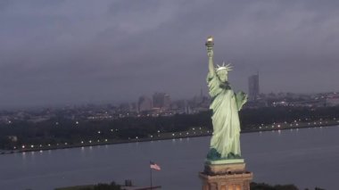 Daire çizen Özgürlük Heykeli sabahın erken saatlerinde New York 'ta güzelce aydınlatıldı.