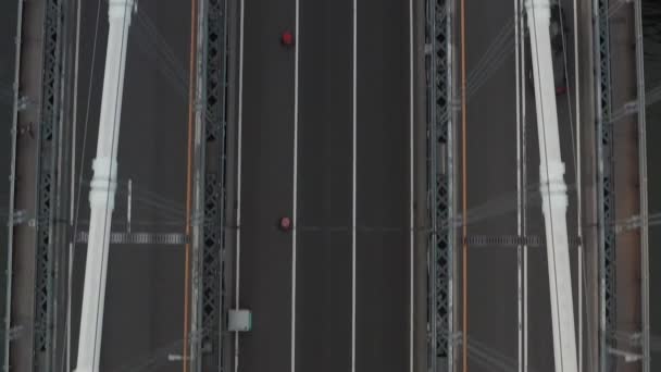 AERIALE: Birds prospettiva di Ponte con traffico automobilistico — Video Stock