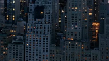 Manhattan Skyline, New York 'ta Central Park' ta yanıp sönen şehir ışıklarıyla 