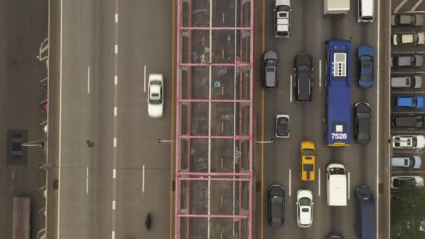 AERIAL: Fuglesikt over bru med tung biltrafikk, New York City – stockvideo