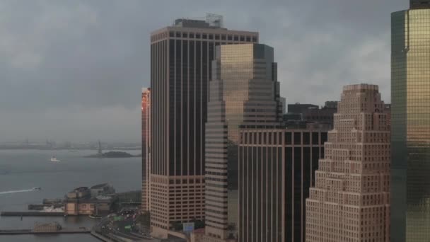 AERIAL: Voo em direção ao nevoeiro Pier of Manhattan New York City Skyline — Vídeo de Stock