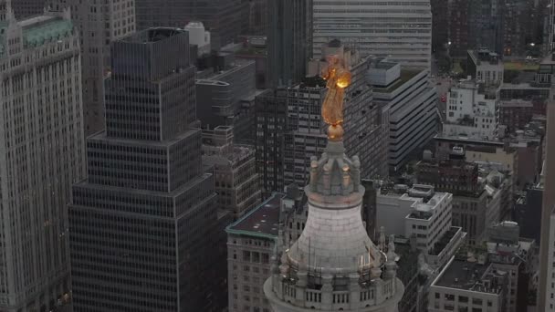 New York City Skyskrapor nära med gyllene staty — Stockvideo