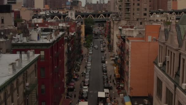 AERIAL: Vuelo bajo por Manhattan, calle Nueva York, Chinatown — Vídeos de Stock