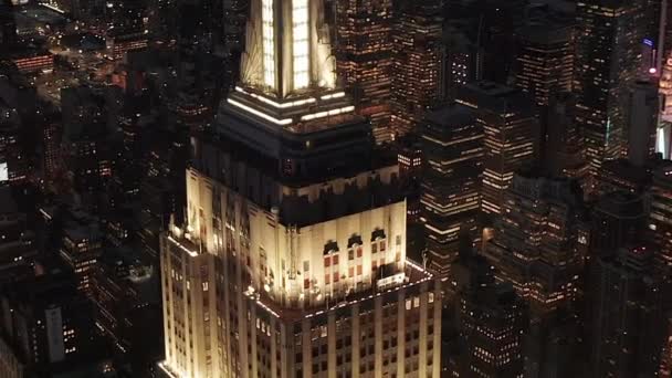 AERIAL: Flyget ovan lyste upp parallella avenyer och korsningar, bostadslägenheter och kontorsbyggnader i Midtown Manhattan, New York City på natten. Väginfrastruktur i metropol — Stockvideo