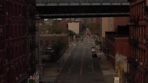 AERIAL: Lågt flyg genom Chinatown, New York City street med under bron — Stockvideo