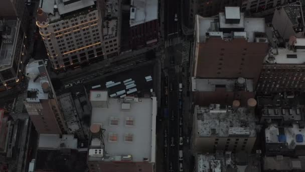 AERIAL: Birds Perspective vlucht over Manhattan New York City drukke straatverlichting bij epische schemering — Stockvideo