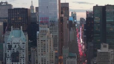 Manhattan Skyline Sunset 'te güzel şehir ışıkları New York' ta Central Park 'ta işlek cadde 