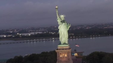 Daire çizen Özgürlük Heykeli sabahın erken saatlerinde New York 'ta güzelce aydınlatıldı.