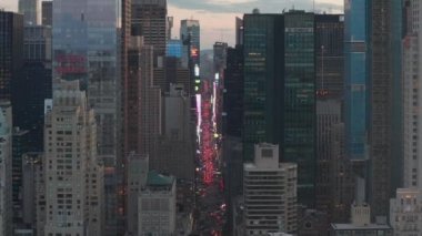 Sunset 'teki New York City Central Park' taki trafik ve Times Meydanı 'nın üzerinde şehir ışıklarıyla