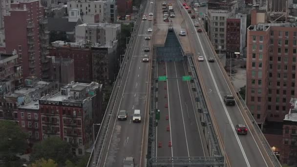 AERIAL: Puente de la Ciudad de Nueva York con tráfico de coches — Vídeos de Stock