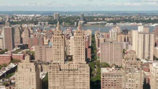 AERIAL: Hermosos edificios de la ciudad de Nueva York en el soleado día de verano — Vídeos de Stock