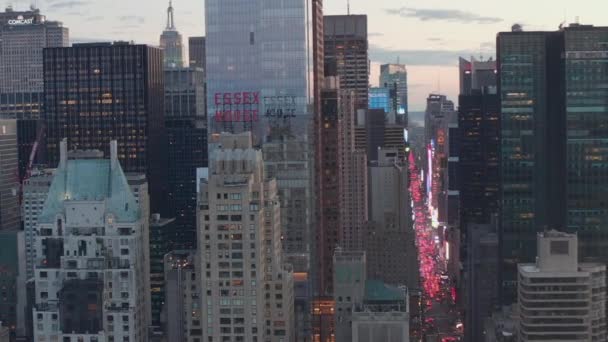 AERIAL:マンハッタン・スカイライン・アット・サンセット・ウィズ・ビューティフル・シティ・ライトセントラル・パークのニューヨーク市で忙しい通り — ストック動画
