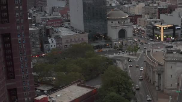 AERIAL: New York City Bridge met autoverkeer — Stockvideo
