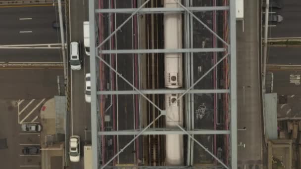 AERIAL: 무거운 차량 과 함께 다리를 바라보는 새들 과 뉴욕 시 지하철 열차 — 비디오