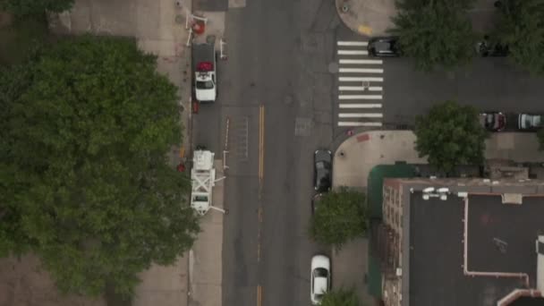AERIAL: Birds View flight over typcall New York City Street with car traffic yellow taxi cabs, Manhattan — Stockvideo