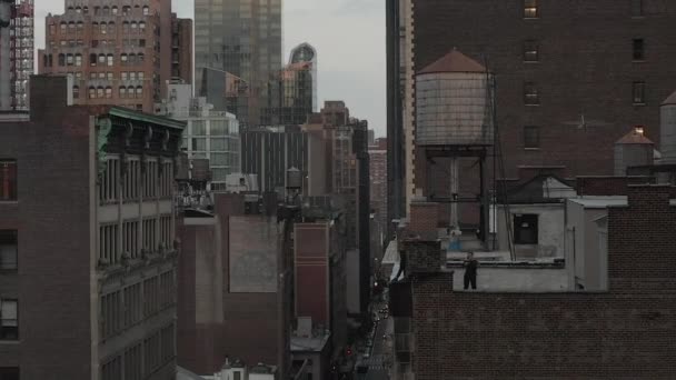 AERIAL: repülés Manhattan felhőkarcoló kanyon New York City forgalmas utcai fények alkonyatkor — Stock videók