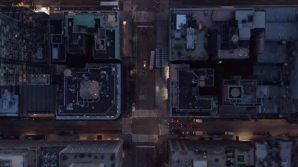 AERIAL: Perspectiva das aves da rua New York City Skyscrapers, estrada em Manhattan com tráfego de carros movimentados e luzes da cidade — Vídeo de Stock