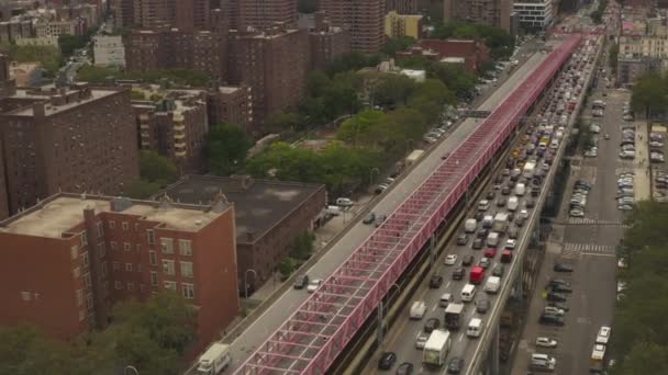 AERIAL: Vlucht over Williamsburg Bridge met zwaar autoverkeer naar nieuw World Trade Center op bewolkte dag — Stockvideo