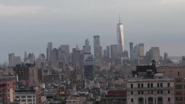 Manhattan New York City 'nin kalabalık sokak ışıkları destansı alacakaranlıkta