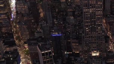 Meşgul şehrin tırpancılarıyla çevrili güzel Manhattan 'a bakıyorum. 