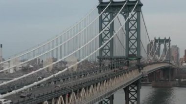 Doğu nehri ve New York City Skyline ile köprü. 