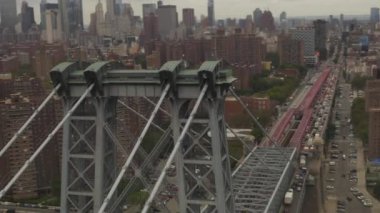 Köprü üzerinde araba trafiği ve metro treni, Williamsburg Köprüsü, New York 