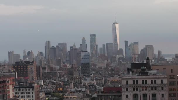 AERIAL: Manhattan Nueva York bulliciosas luces de calle al atardecer épico — Vídeos de Stock