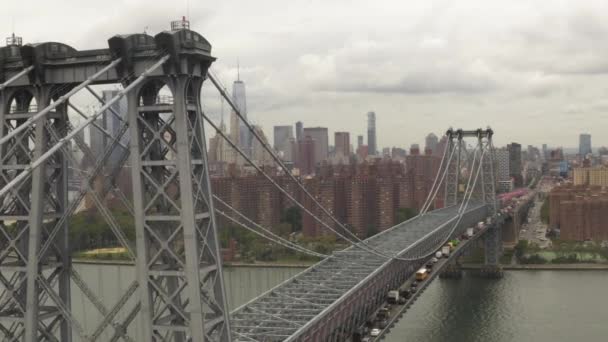 Πτήση πάνω από Williamsburg Bridge Μανχάταν πλευρά με Νέα Υόρκη Skyline σε συννεφιασμένη ημέρα — Αρχείο Βίντεο