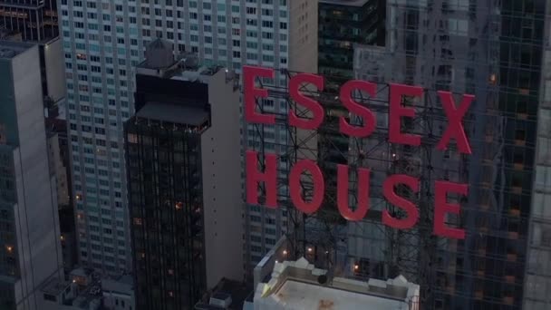 AERIAL: Close up de Essex House Manhattan Skyline no maravilhoso pôr do sol com luzes piscando da cidade em Nova York — Vídeo de Stock