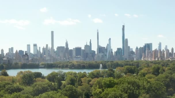 AERIAL: Όμορφη θέα Central Park και Manhattan Skyline στο παρασκήνιο σε ηλιόλουστη μέρα του καλοκαιριού — Αρχείο Βίντεο