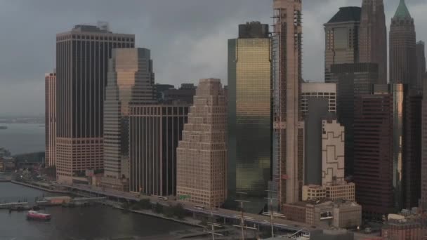 AERIAL: Vlucht naar de mistige Pier van Manhattan New York City Skyline — Stockvideo