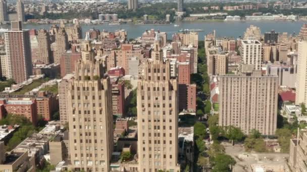 AERIAL: Splendidi edifici di New York nella soleggiata giornata estiva — Video Stock