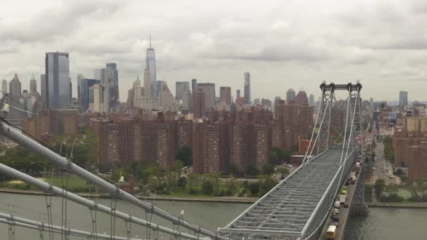 Vlucht over Williamsburg Bridge Manhattan met New York City Skyline op bewolkte dag — Stockvideo