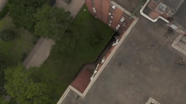 AERIAL: Birds View flight over typicall Apartamento en el barrio de Nueva York bulilding with garden, dark mood, Manhattan — Vídeos de Stock