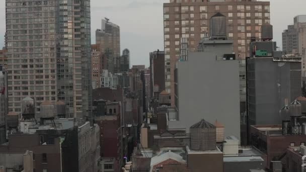 空気:マンハッタン・スカイスクレーパー・キャニオンを通るフライトニューヨーク市の忙しい街路灯夕暮れ時 — ストック動画