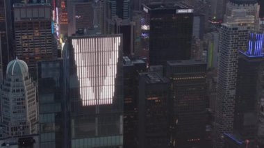 Sunset 'teki trafik ışıkları ve New York' un arka planındaki devasa enourmus New Manhattan gökdeleninin destansı görüntüsü. 