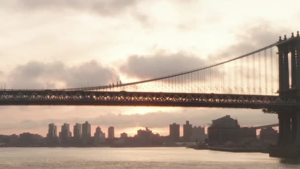 AERIAL: Voo sob a ponte de Brooklyn ao nascer do sol em Nova York — Vídeo de Stock